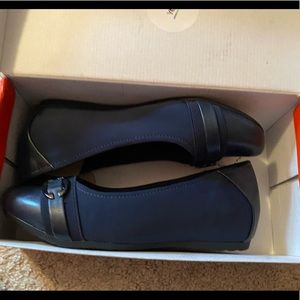 Women’s 8 wide navy dress flats